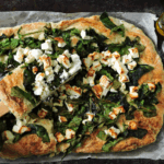 Vegane Spinat-Knoblauch-Pizza mit veganem Feta