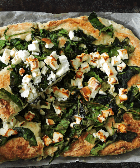 Vegane Spinat-Knoblauch-Pizza mit veganem Feta