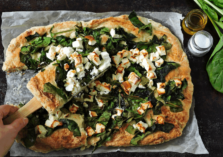 Vegane Spinat-Knoblauch-Pizza mit veganem Feta