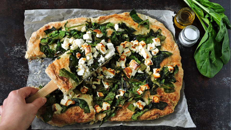 Vegane Spinat-Knoblauch-Pizza mit veganem Feta