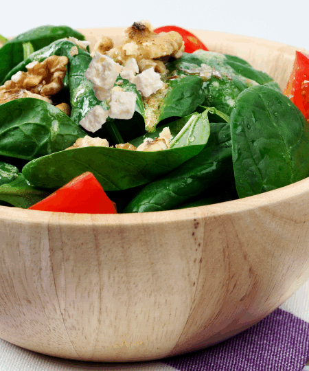 Babyspinat-Salat mit Walnüssen und Käse