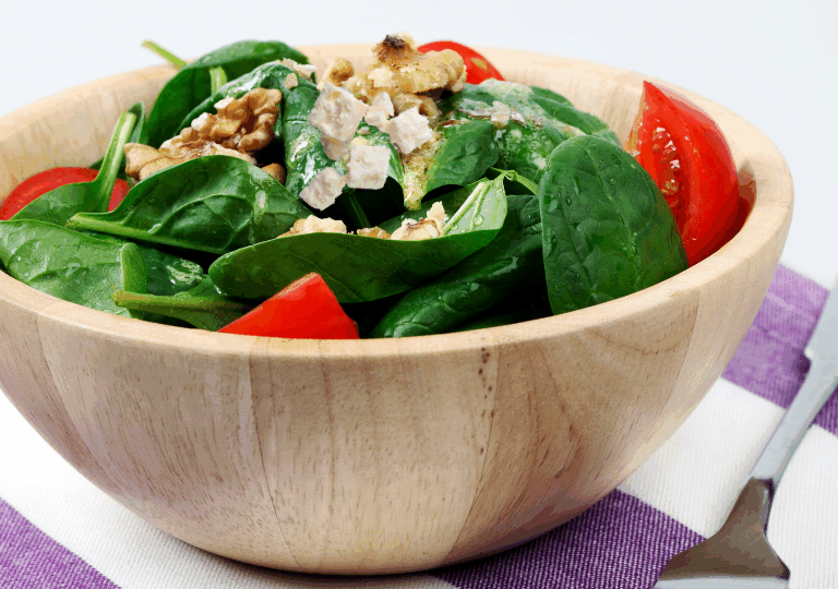 Babyspinat-Salat mit Walnüssen und Käse