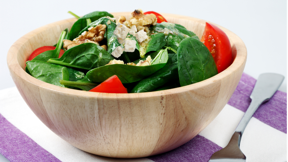 Babyspinat-Salat mit Walnüssen und Käse