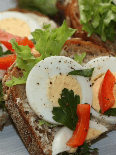 Eier-Sandwich mit Kräutern