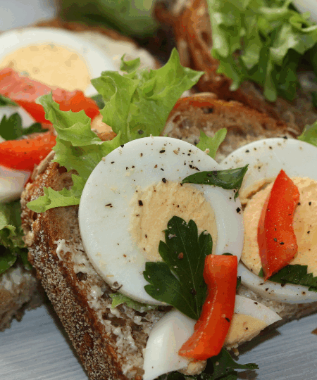 Eier-Sandwich mit Kräutern