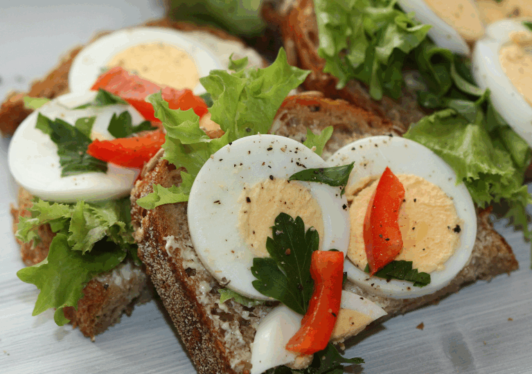 Eier-Sandwich mit Kräutern