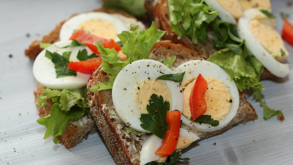 Eier-Sandwich mit Kräutern