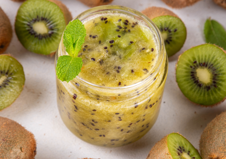 Zweifarbiger Kiwi-Smoothie – Grün & Gold im Glas