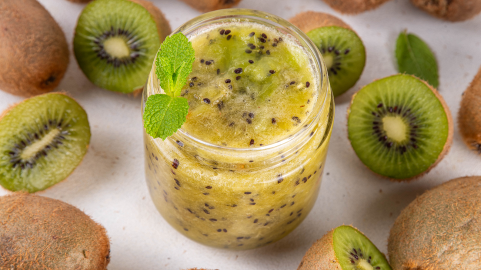Zweifarbiger Kiwi-Smoothie – Grün & Gold im Glas