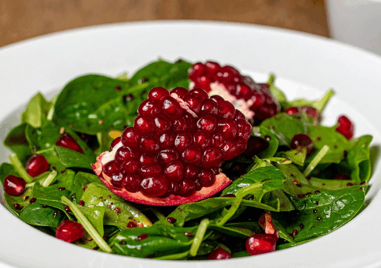 Granatapfel-Spinat-Salat mit Walnüssen