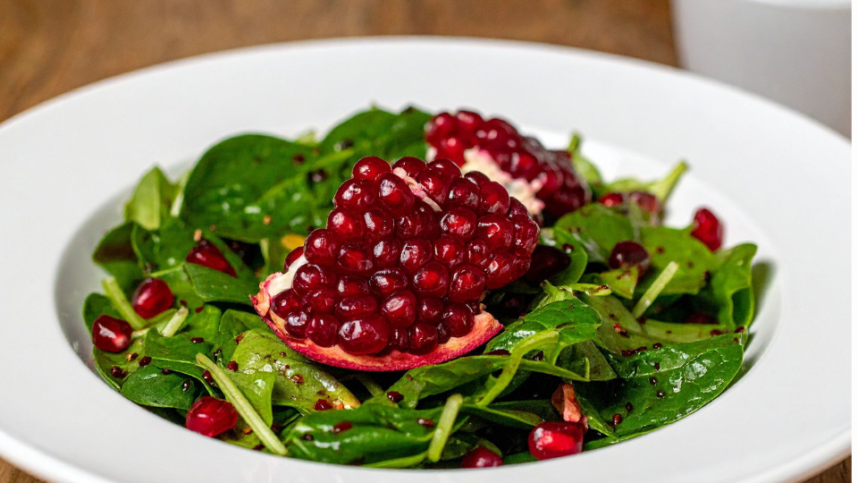 Granatapfel-Spinat-Salat mit Walnüssen