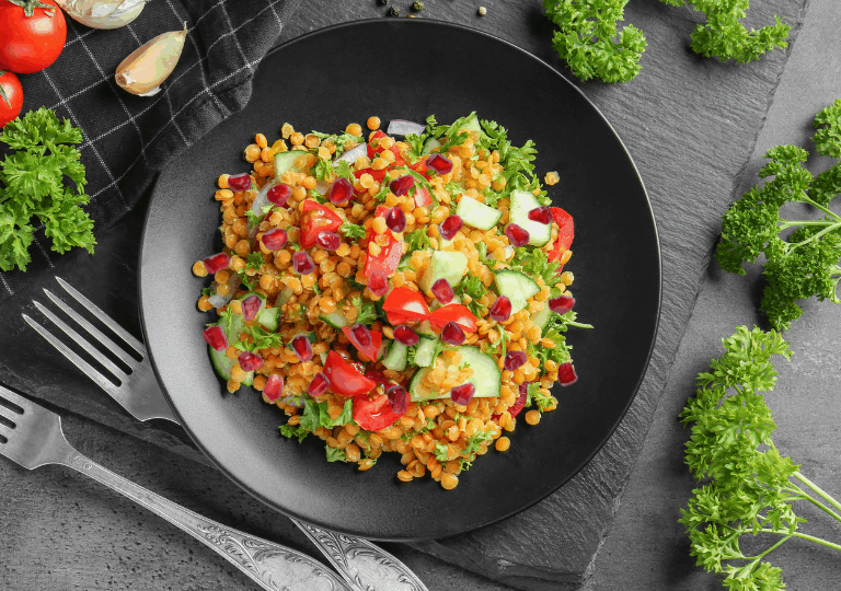 Rote-Linsen-Salat mit Granatapfel und Kräutern