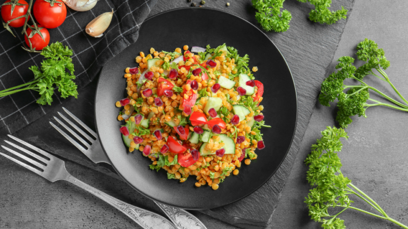 Rote-Linsen-Salat mit Granatapfel und Kräutern