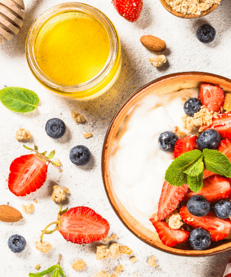 Griechischer Joghurt mit Honig, Nüssen und Früchten