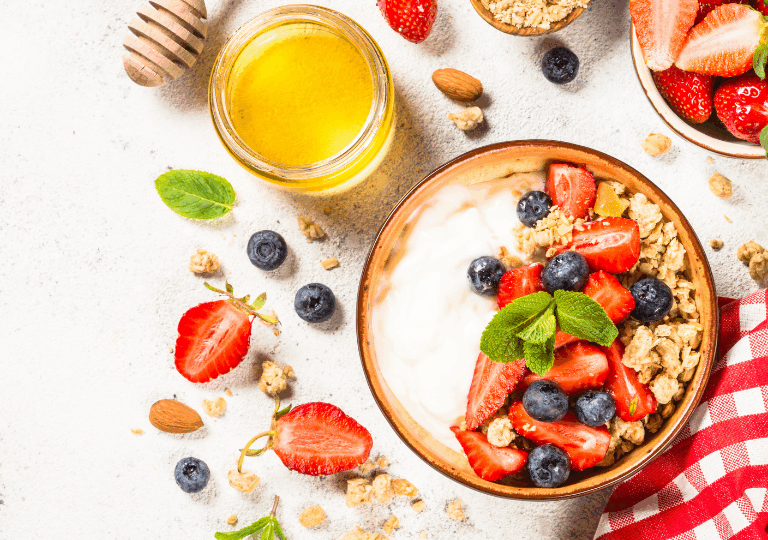 Griechischer Joghurt mit Honig, Nüssen und Früchten