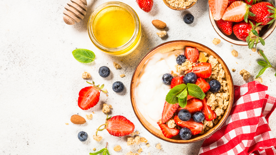 Griechischer Joghurt mit Honig, Nüssen und Früchten