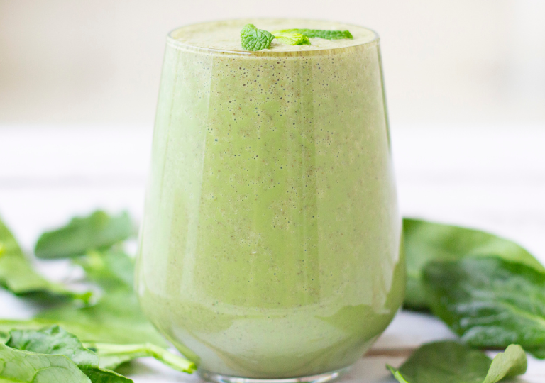 Grüner Protein-Smoothie mit Spinat & Hanfsamen