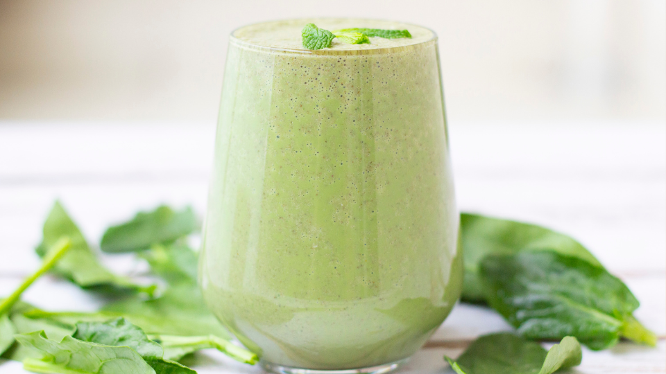 Grüner Protein-Smoothie mit Spinat & Hanfsamen