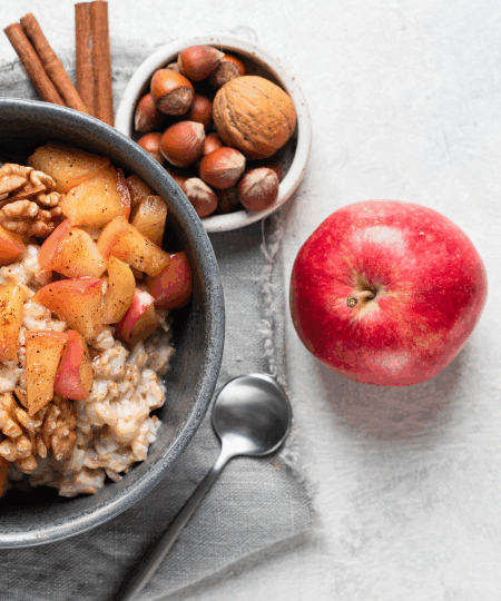 Haferflocken mit gebratenen Äpfeln und Zimt