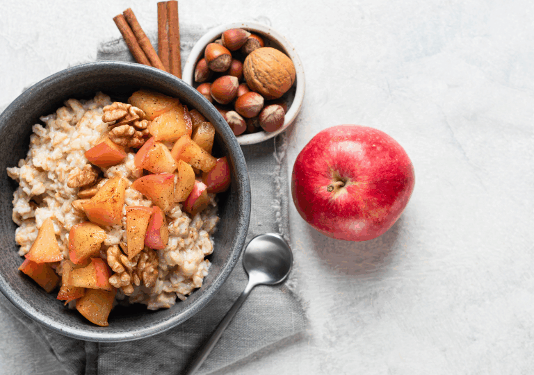 Haferflocken mit gebratenen Äpfeln und Zimt