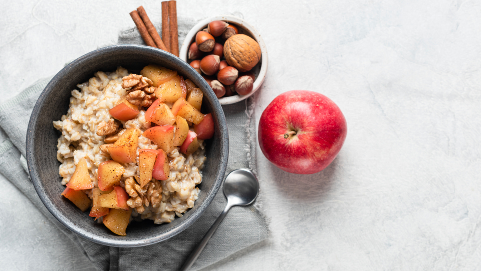 Haferflocken mit gebratenen Äpfeln und Zimt