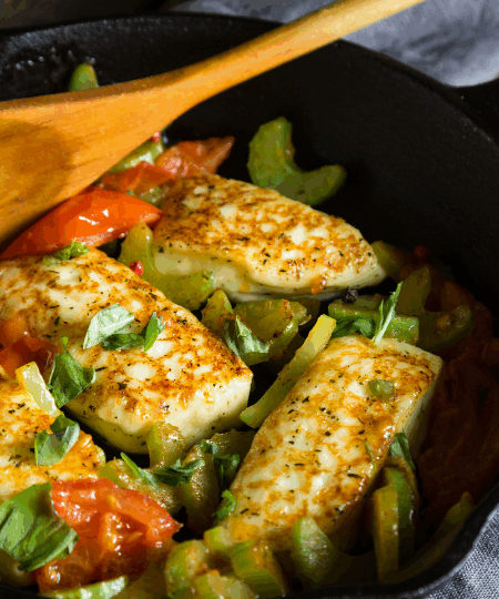 Halloumi-Pfanne mit Gemüse und Kräutern
