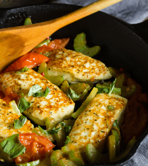 Halloumi-Pfanne mit Gemüse und Kräutern