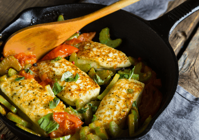 Halloumi-Pfanne mit Gemüse und Kräutern