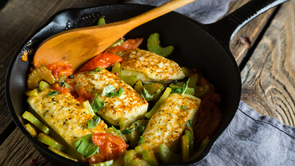 Halloumi-Pfanne mit Gemüse und Kräutern