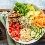 Tofu-Bowl mit Reis, Avocado, Gemüse & Sprossen