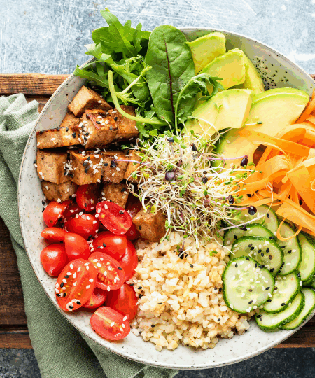 Tofu-Bowl mit Reis, Avocado, Gemüse & Sprossen