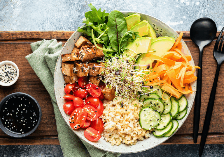 Tofu-Bowl mit Reis, Avocado, Gemüse & Sprossen