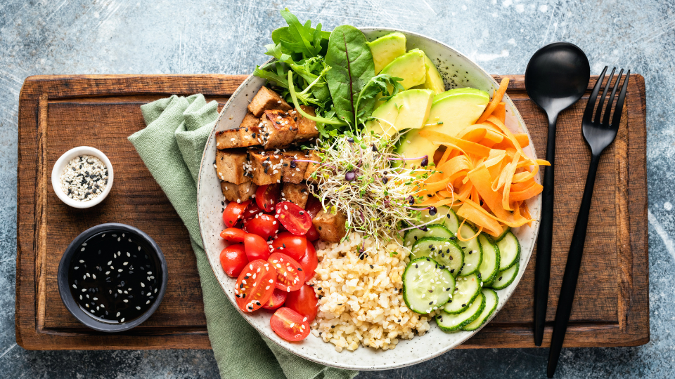 Tofu-Bowl mit Reis, Avocado, Gemüse & Sprossen