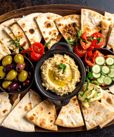 Orientalisches Frühstück mit Hummus, Oliven und Fladenbrot
