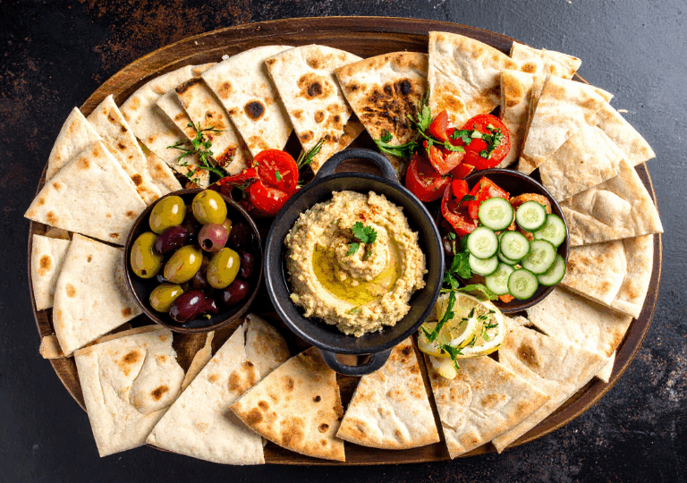 Orientalisches Frühstück mit Hummus, Oliven und Fladenbrot