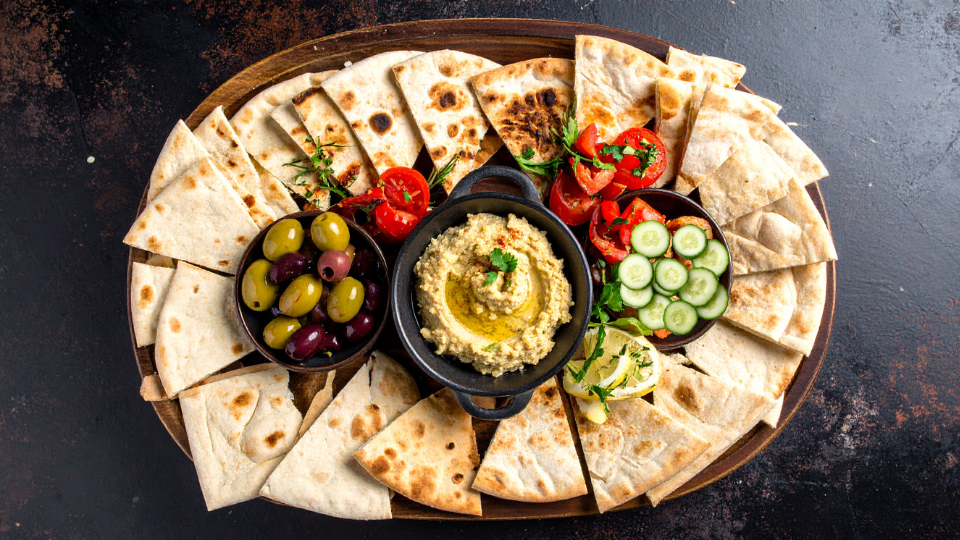 Orientalisches Frühstück mit Hummus, Oliven und Fladenbrot