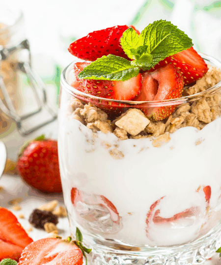 Joghurt-Parfait mit Früchten und Nüssen