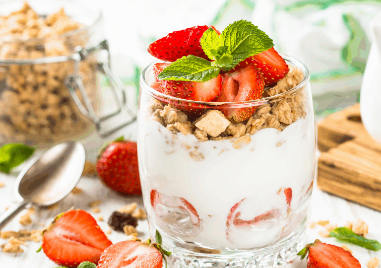 Joghurt-Parfait mit Früchten und Nüssen