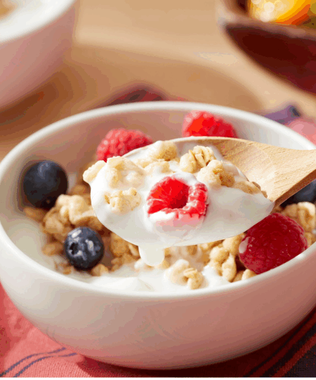 Quark mit Beeren und Hafercrunch