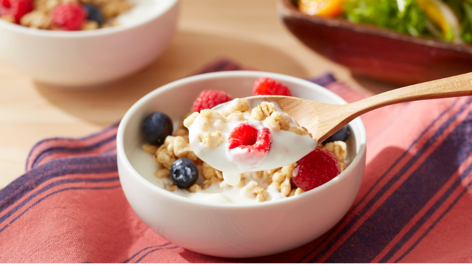 Quark mit Beeren und Hafercrunch