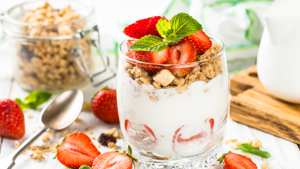 Joghurt-Parfait mit Früchten und Nüssen