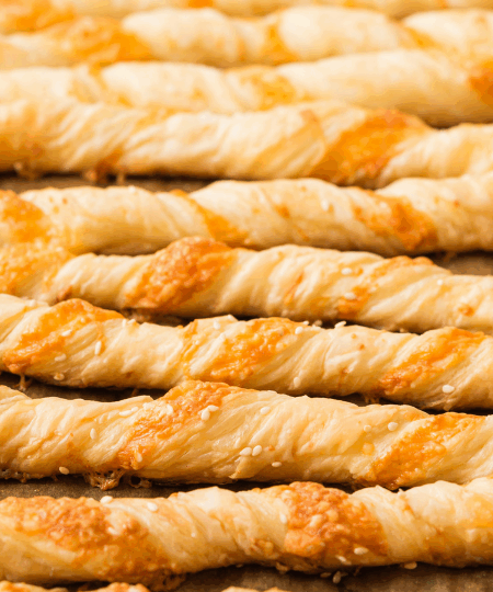 Sesam-Käse-Stangen – Knuspriges vegetarisches Gebäck