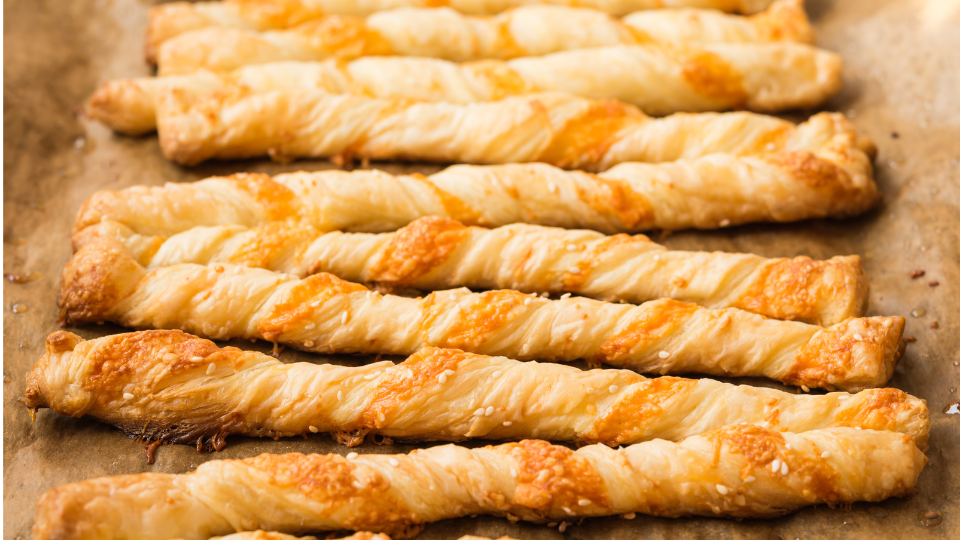 Sesam-Käse-Stangen – Knuspriges vegetarisches Gebäck