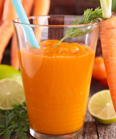 Karotten-Trauben-Smoothie mit Zitrone und Minze