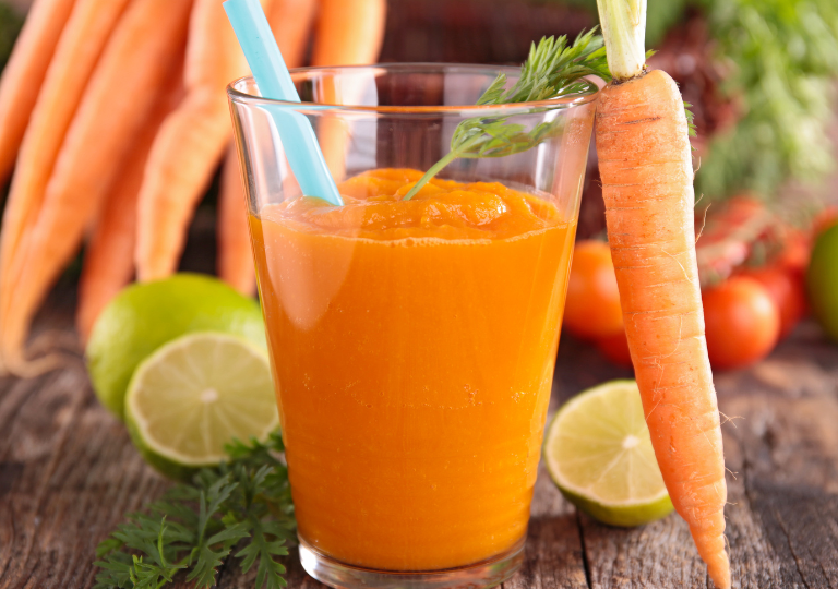 Karotten-Trauben-Smoothie mit Zitrone und Minze