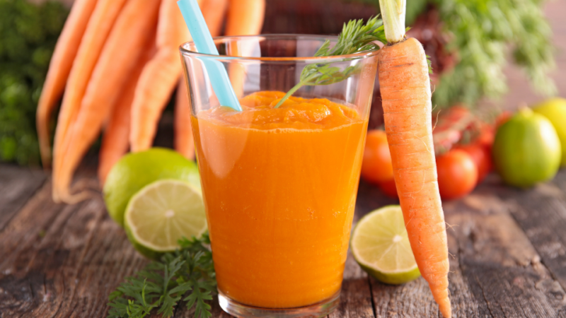 Karotten-Trauben-Smoothie mit Zitrone und Minze