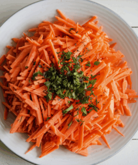 Karotten-Salat mit Kreuzkümmel und Zitronensaft