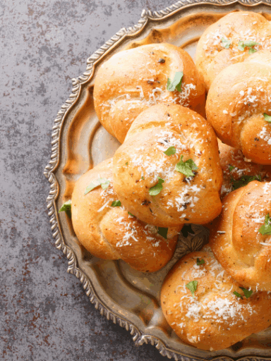 Knoblauch-Käse-Knoten – Vegetarisches mediterranes Gebäck