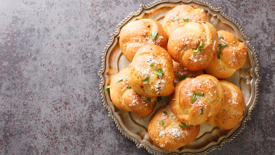 Knoblauch-Käse-Knoten – Vegetarisches mediterranes Gebäck