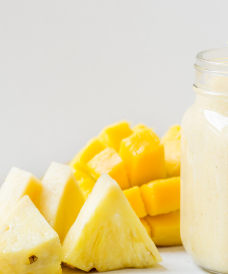 Tropischer Smoothie mit Mango, Ananas und Kokoswasser